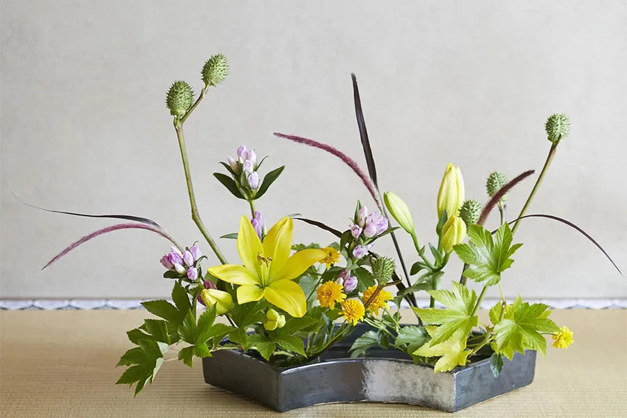 水盤に生けた季節の花
