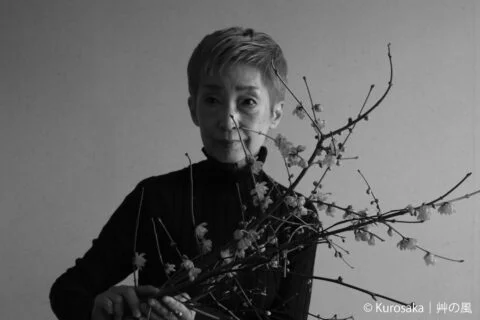 花を手にした黒坂しのぶ先生のプロフィール写真