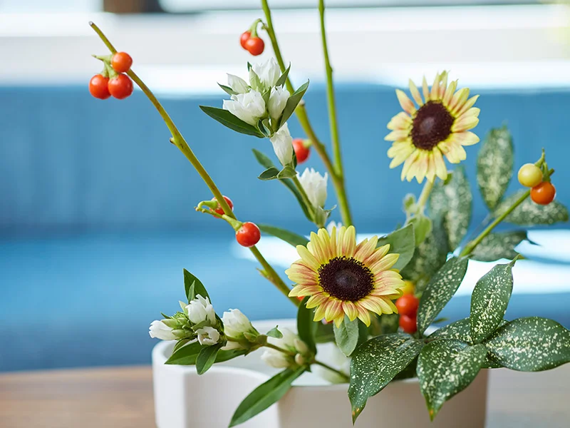 市販の花瓶に生けた花材の例（イメージ）