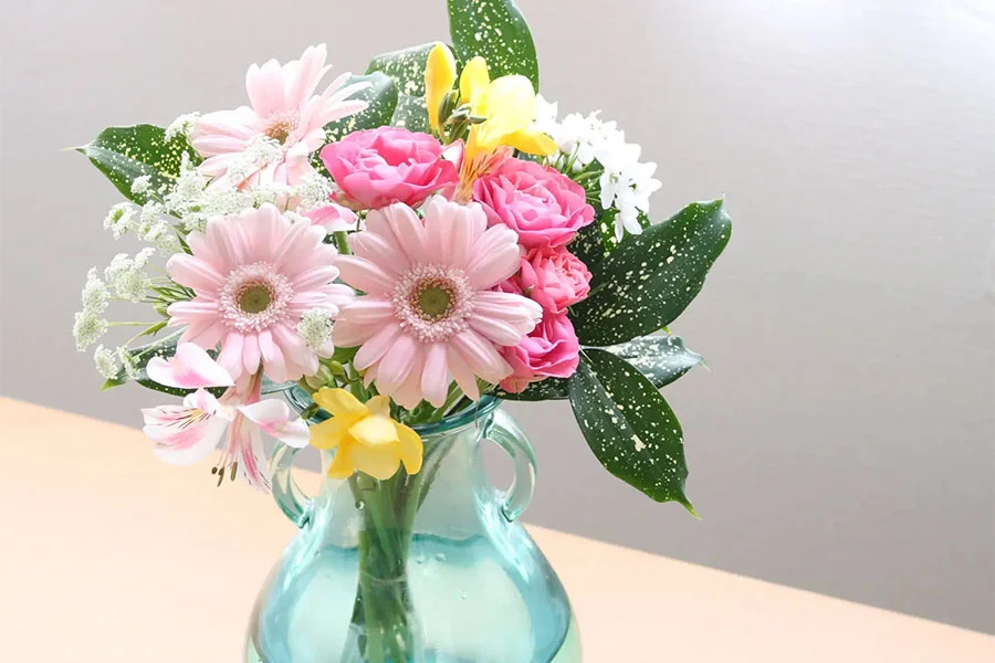 花瓶に生けた季節の花