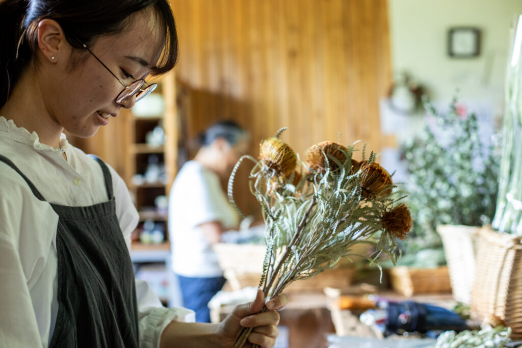 ～感動の季節。花が、人々の心に光を当てる～