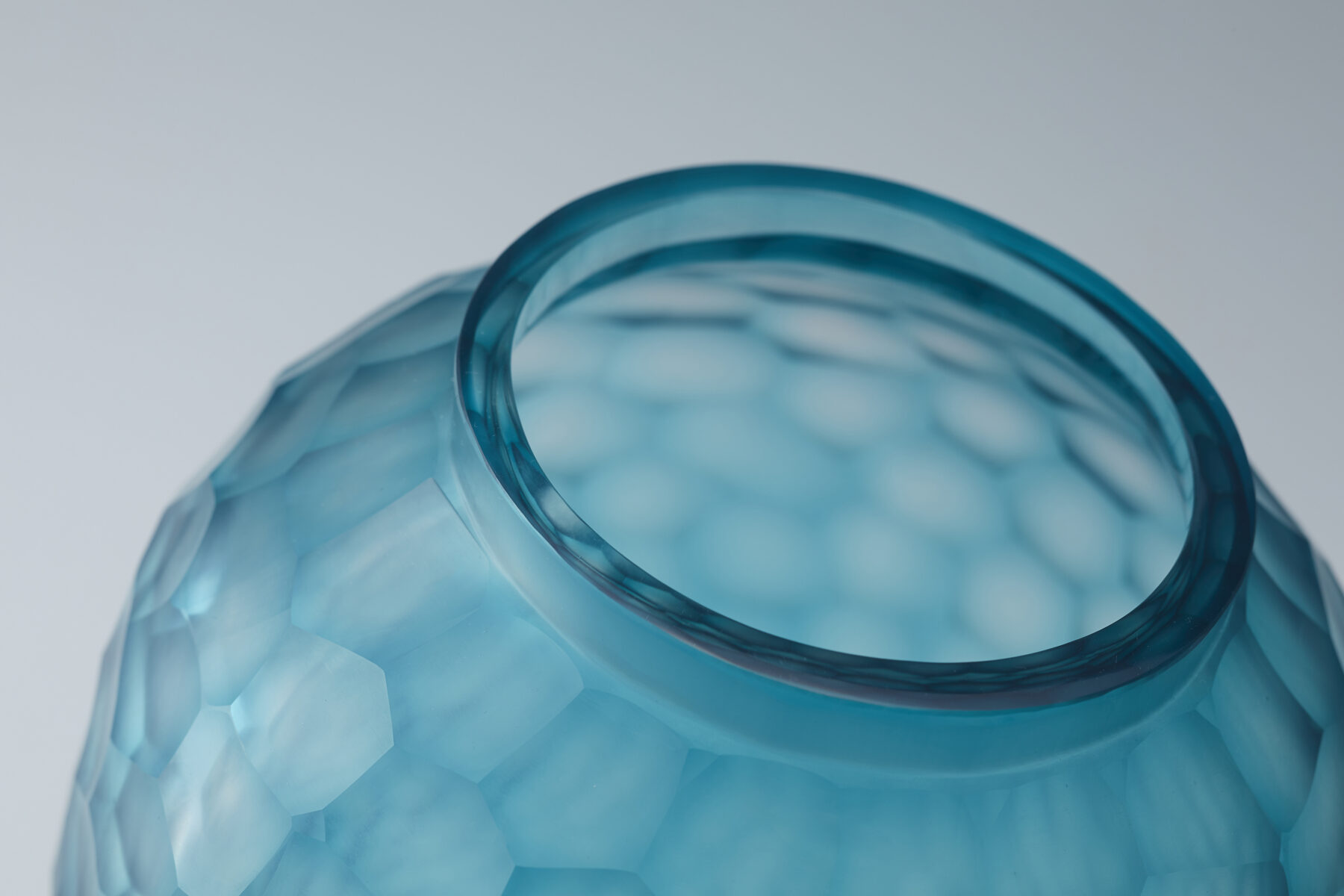 ターコイズブルーが映えるガクスの「BAMBOLA M clear/petrol」の魅力と生け方のコツ