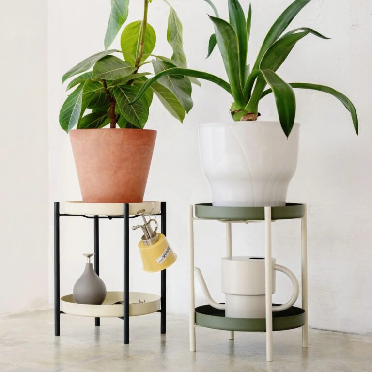 植物の美しさを引き立てる「TWO TIER PLANTER STAND」の魅力と活用法